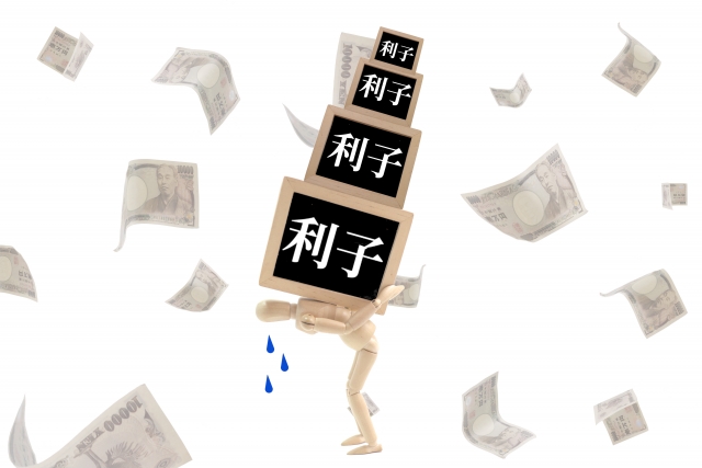 お金を手に頭を抱える。姫路市で債務整理の無料相談が弁護士にできます
